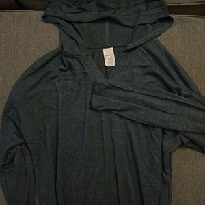 Lightweight maternity hooded shirt